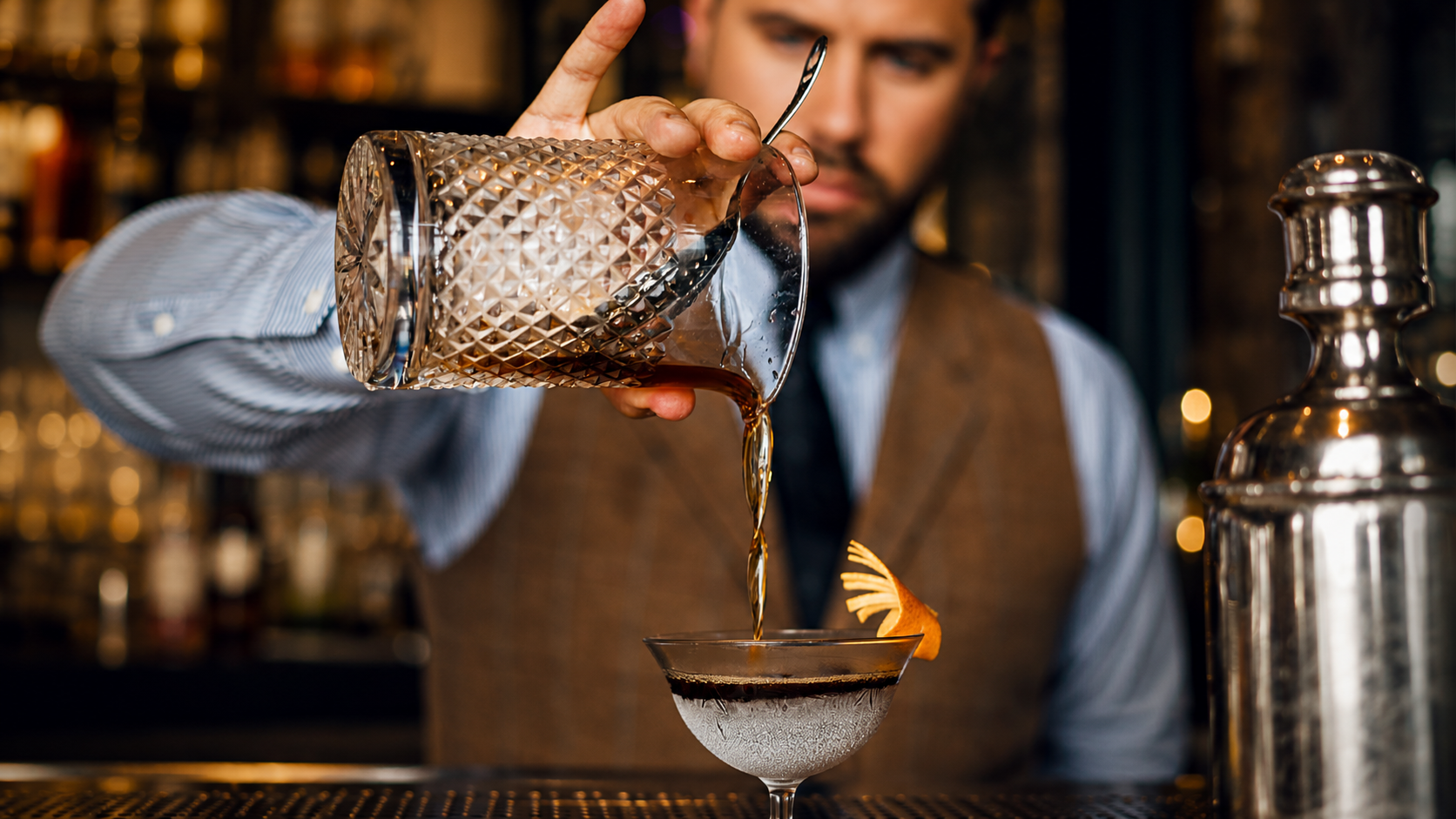 Bartender preparando un cocktail en Mercado SantaAna